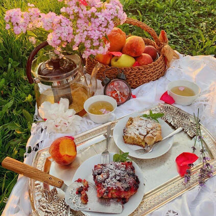 ★ Full one hour date with selected host: (sfw only) Specifics depend on host and guest. Includes a date with specified host to any venue or location of choice. - -(Host will also be providing small gifts to the guest) - - 800,000 gil